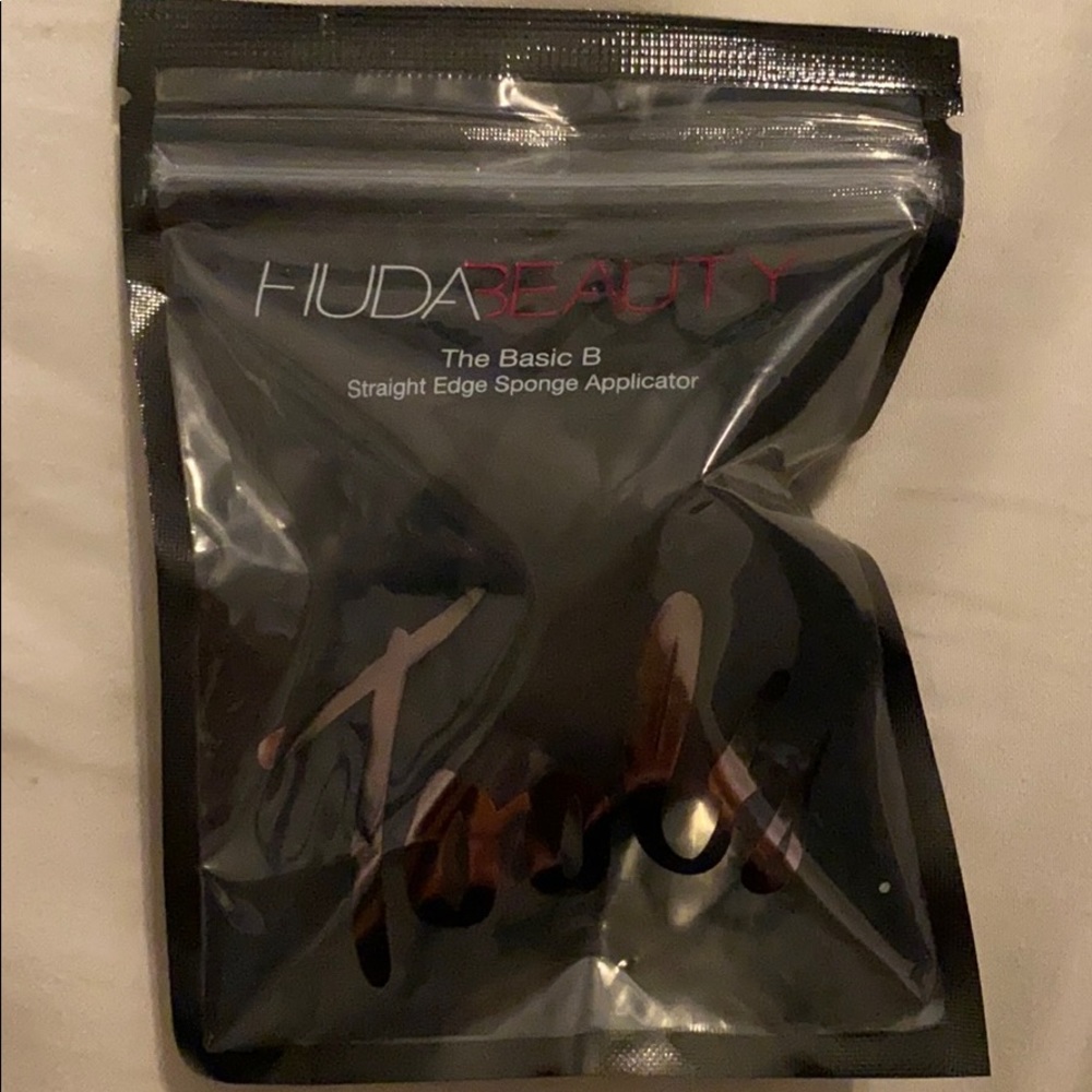 Huda Beauty Basic B sponge
